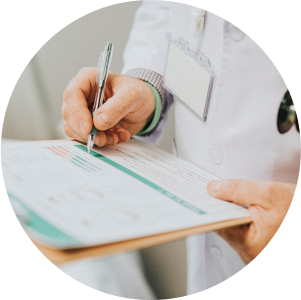 Doctors discussing a diagnosis